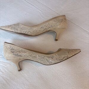NWT Adrianna Papell Women's Cream Lace Lois Pumps, Size 8.5